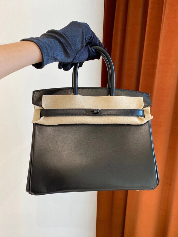 Streamlined handbag styled for everyday wear