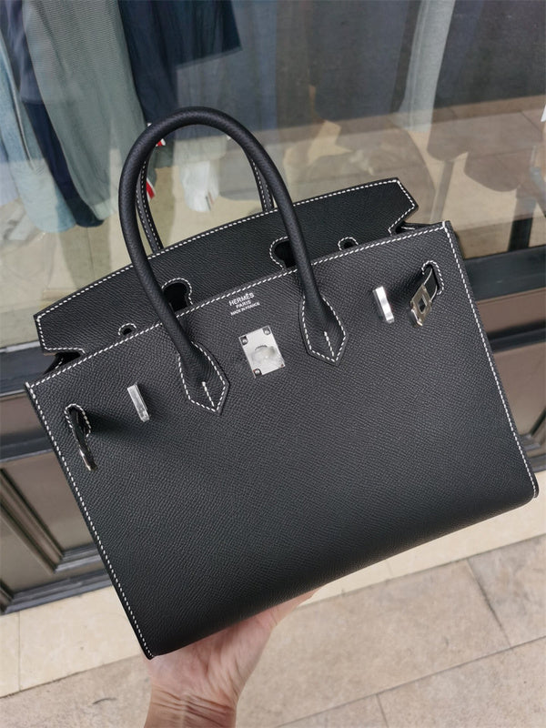  Versatile handbag carried on shoulder