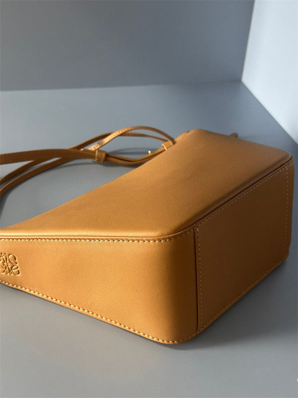 Ziva's Charm handbag – close-up view (28cm*17cm*9.5cm)