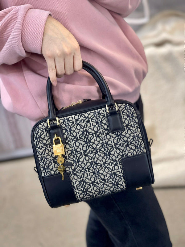 Ziva's Charm handbag – detail view (20cm*11cm*18cm)