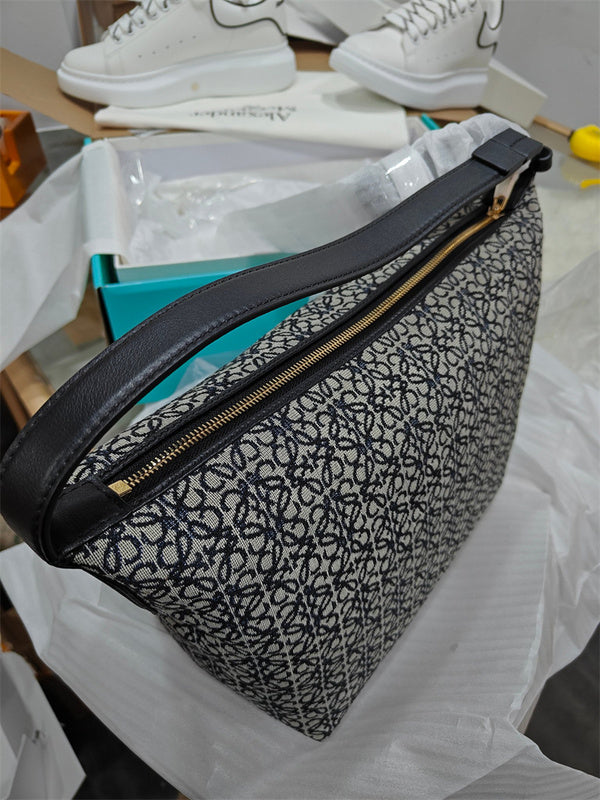 Ziva's Charm handbag – close-up view (21cm*20cm*14cm)