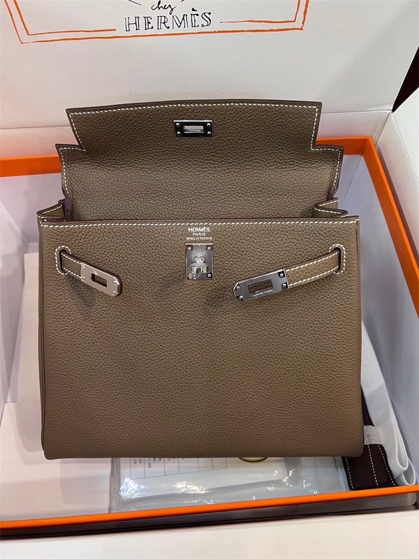  sophisticated carryall bag styled with outfit