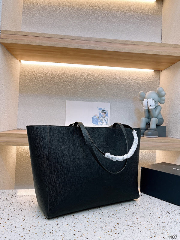 Ziva's Charm handbag – carry view (one versatile size)