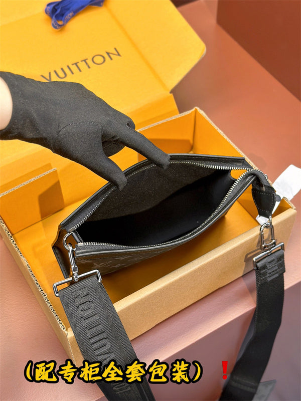 Refined shopper bag carried on shoulder
