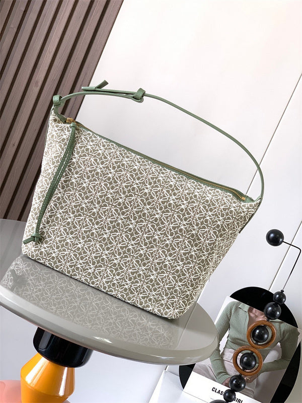 Ziva's Charm handbag – full view (21cm*17cm*13cm)