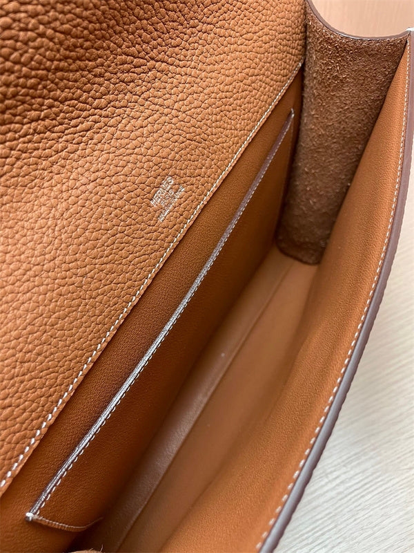  top-handle bag close-up of hardware and finish 17