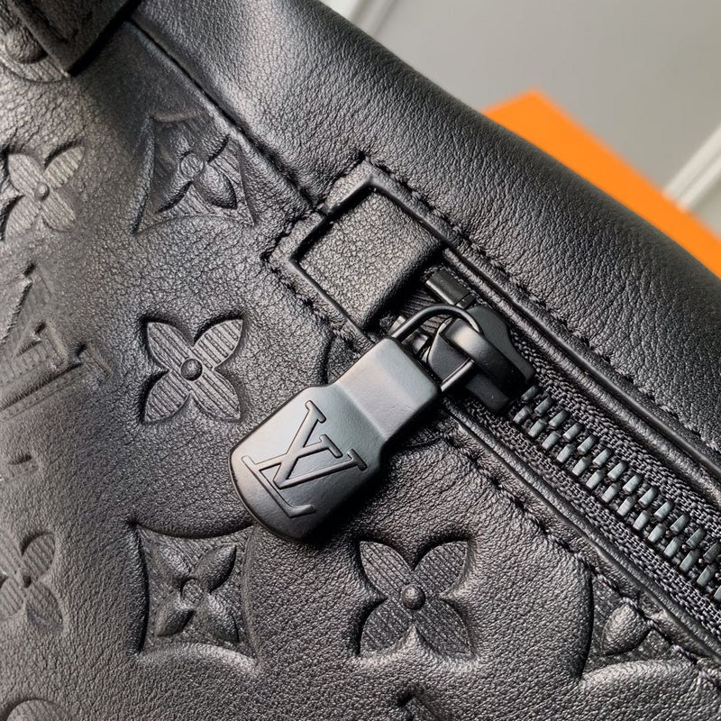Handle and strap detail of structured premium women's handbag – women's statement bag