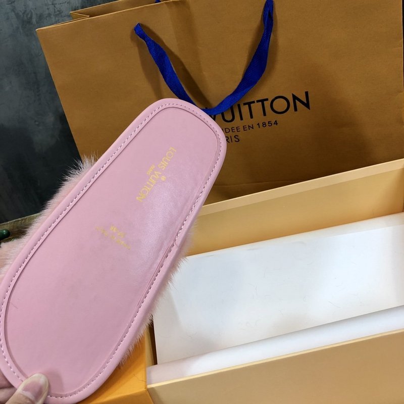 Three-quarter angle view of Louis Vuitton luxury piece style No.122