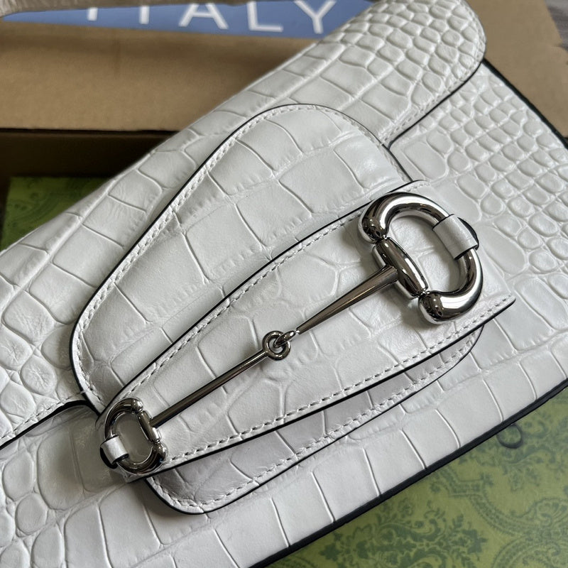 Handle and strap detail of everyday-luxe sleek women's handbag – women's everyday handbag
