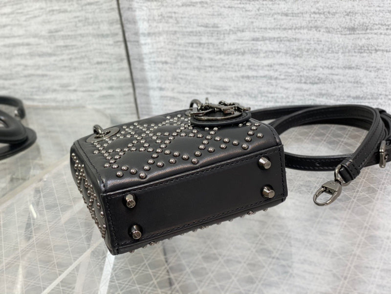 Handle and strap detail of statement everyday-luxe women's handbag – women's everyday handbag