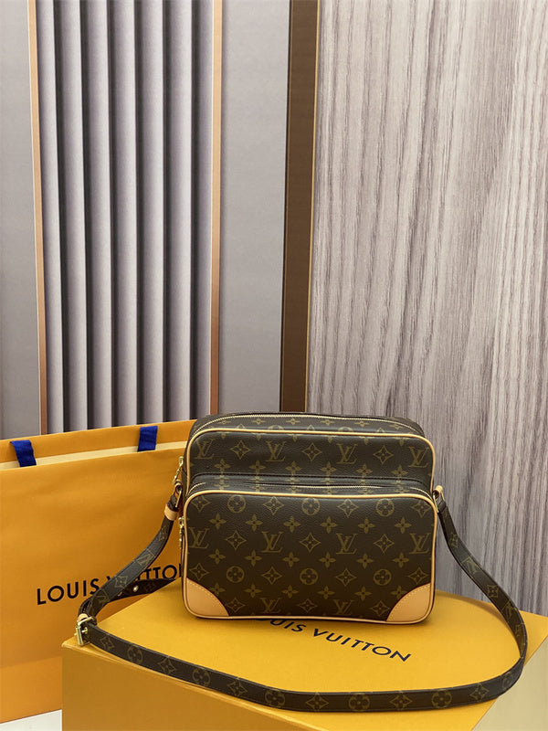  Tailored shoulder bag front view