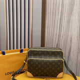  Tailored shoulder bag front view