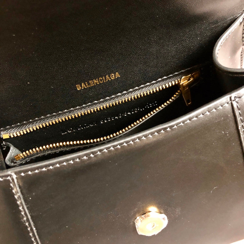 Side profile of structured classic women's handbag – women's everyday handbag