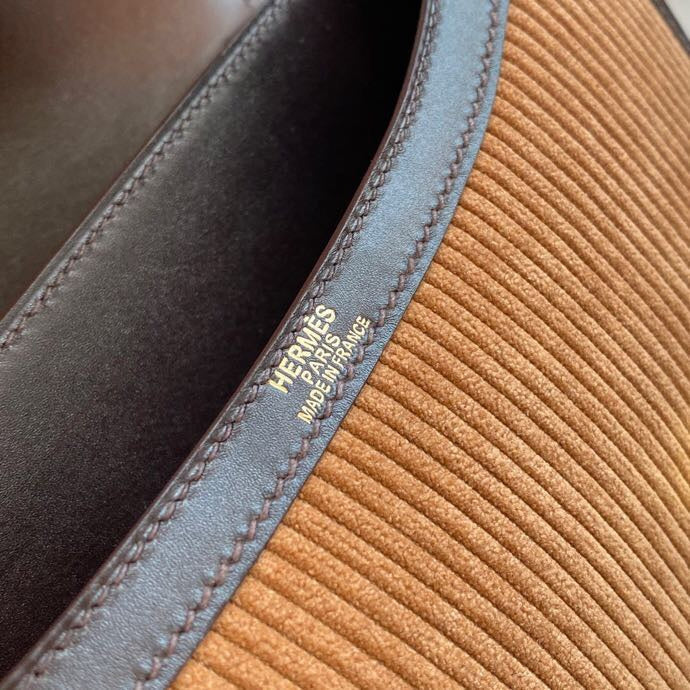  smart shoulder bag detail view showing craftsmanship 8