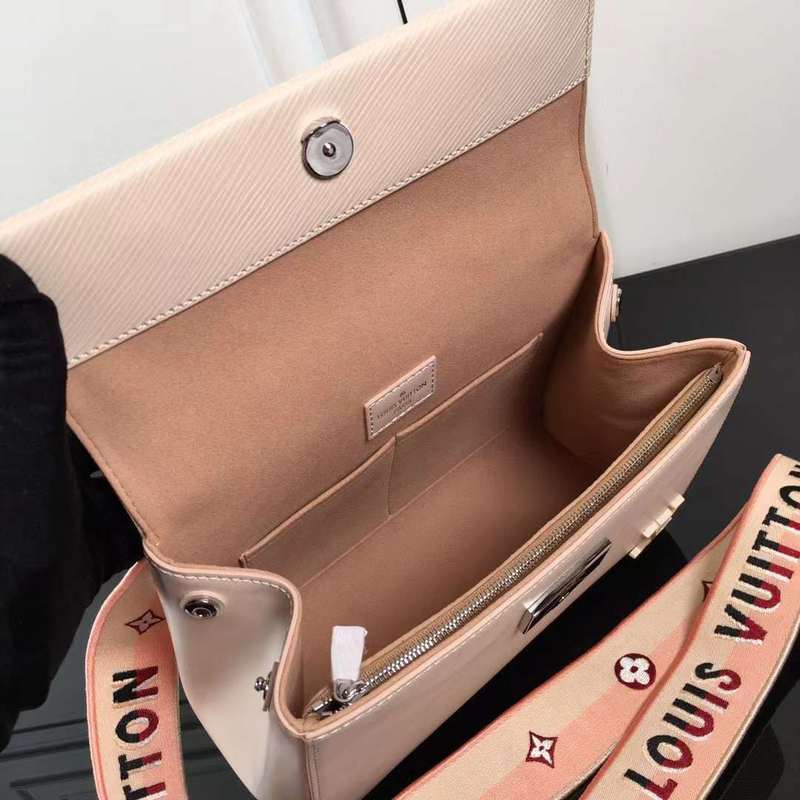 Side profile of everyday-luxe refined women's handbag – women's designer-style accessory
