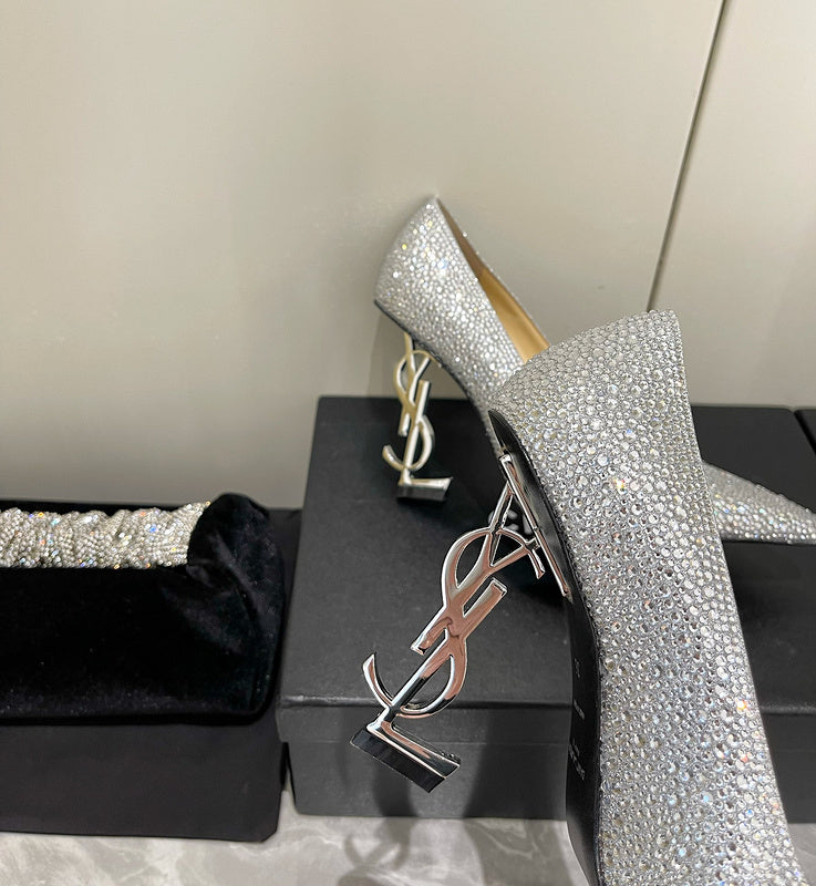 Three-quarter angle view of Saint Laurent luxury piece style No.007