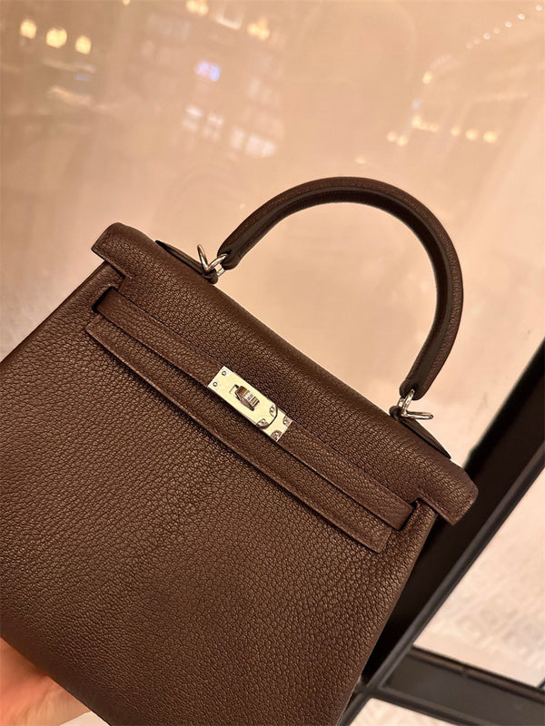 Classic shopper bag carried on shoulder 22