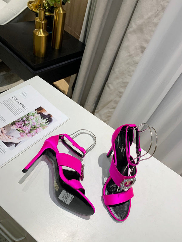 Three-quarter angle view of Louis Vuitton luxury piece style No.018