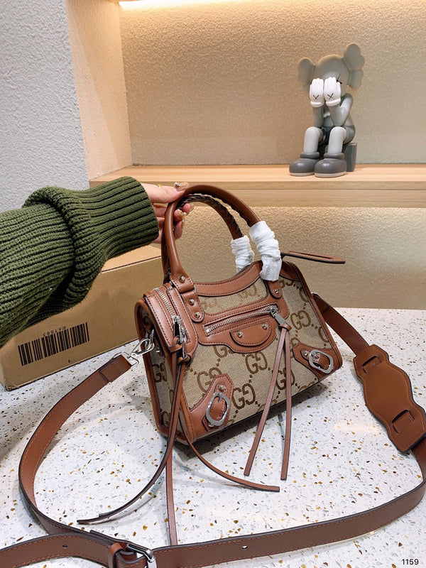 Ziva's Charm handbag – detail view (one versatile size)