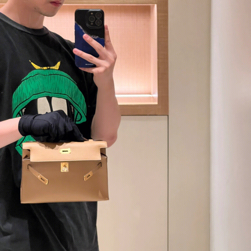 Streamlined handbag styled for everyday wear