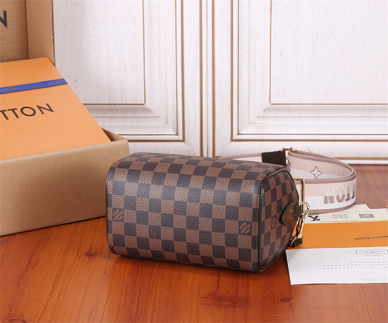  shopper bag interior and compartment view 9