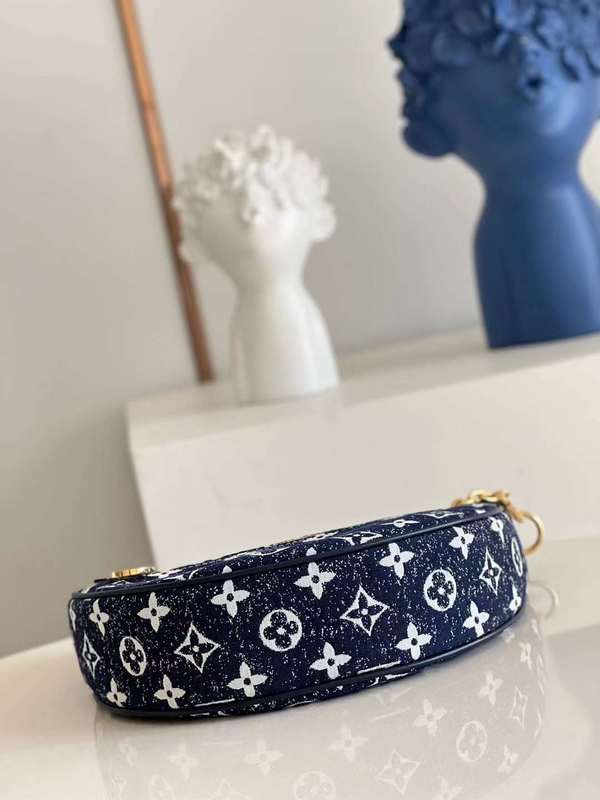 Close-up detail of structured everyday-luxe women's handbag – women's premium purse
