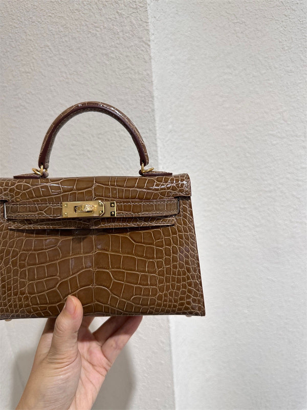  minimalist everyday bag styled with outfit