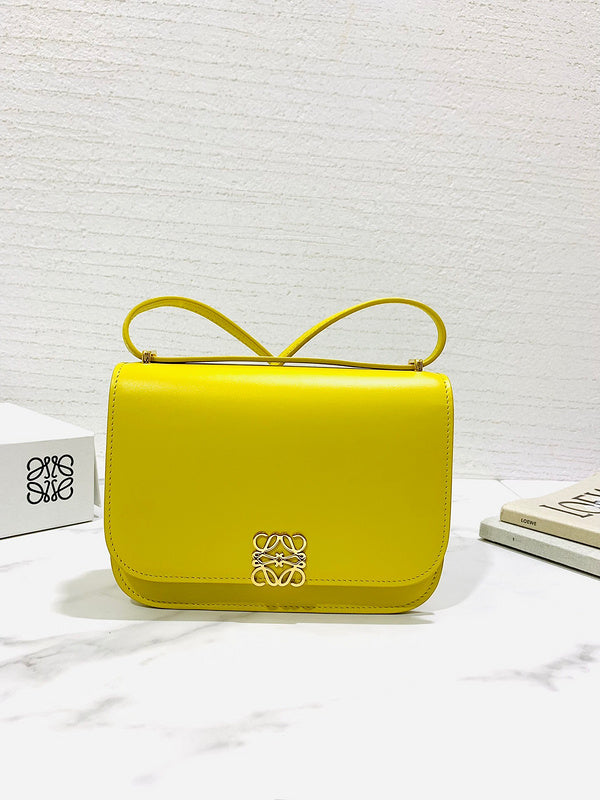 Ziva's Charm handbag – detail view (19cm*6cm*13.5cm)
