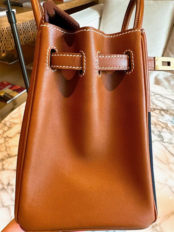  Classic shoulder bag carried on shoulder 10