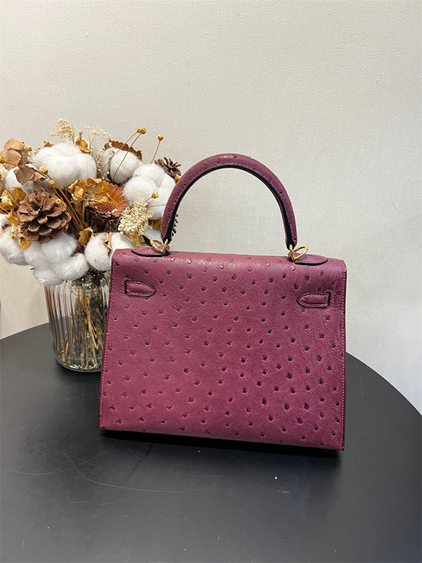  Refined shoulder bag carried on shoulder