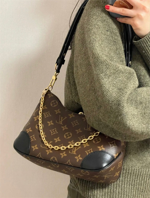  Graceful shopper bag carried on shoulder 16