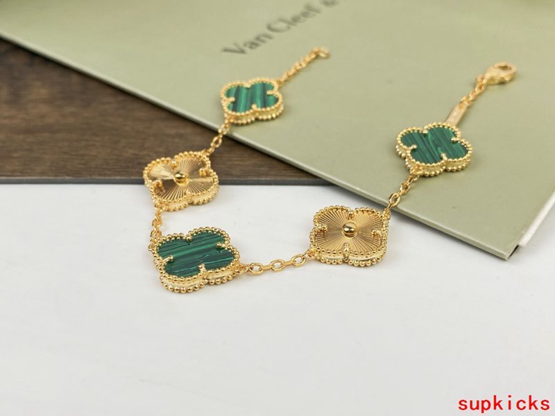 Front view of Van Cleef & Arpels unisex jewelry piece