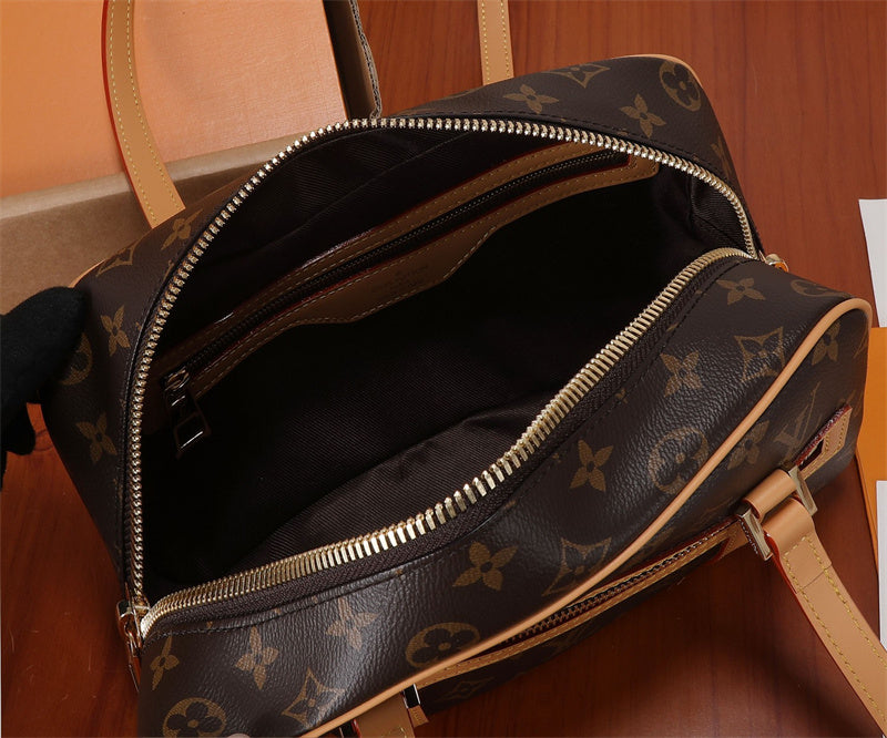  shopper bag interior and compartment view 9