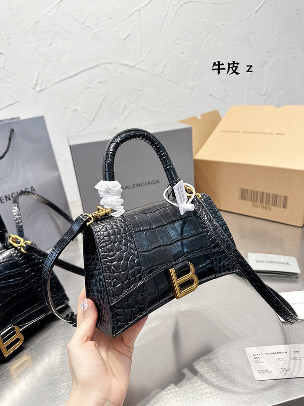 Ziva's Charm handbag – close-up view (one versatile size)
