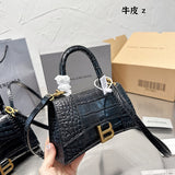 Ziva's Charm handbag – close-up view (one versatile size)