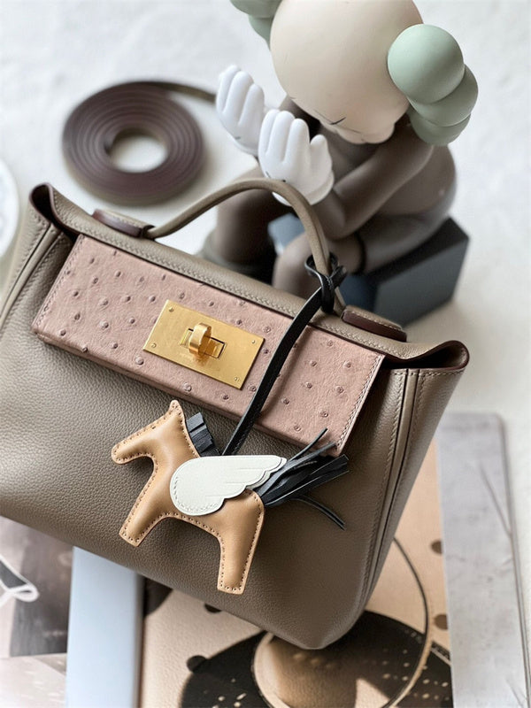  Tailored everyday bag front view 7