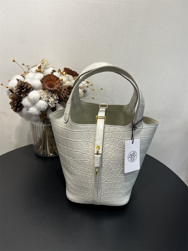  tote bag interior and compartment view 9