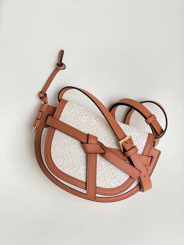 Ziva's Charm handbag – close-up view (21cm*12.5cm*9cm)
