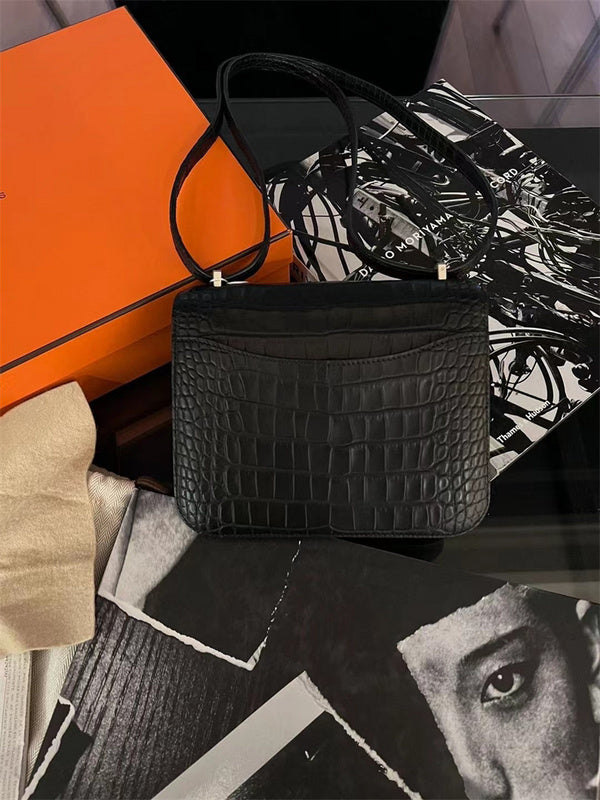  handbag close-up of hardware and finish