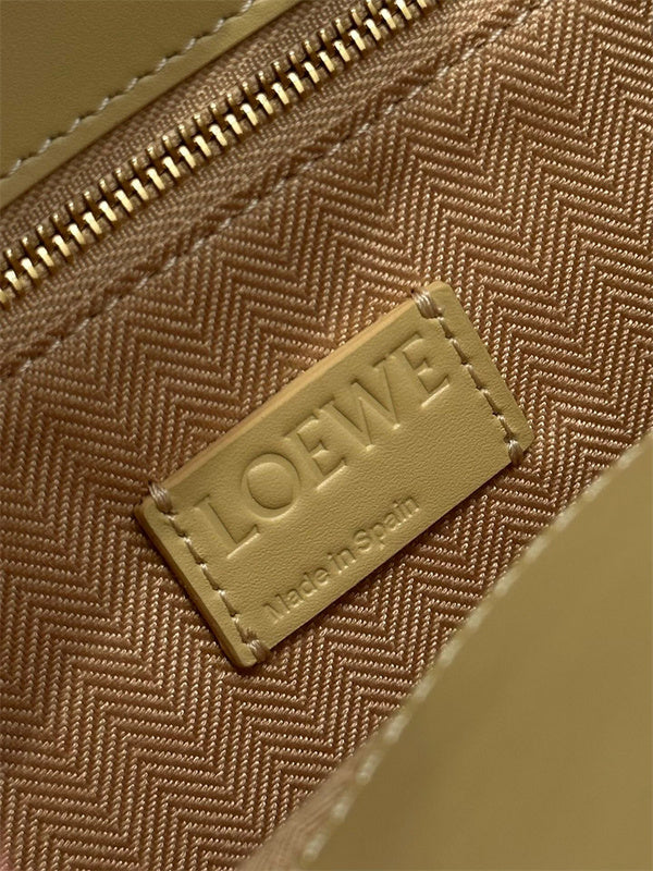 Ziva's Charm handbag – product shot (36cm*28cm*7.5cm)