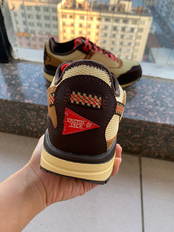 Nike Men's & Women's Designer Low-Top Shoes — Style 197 detail view