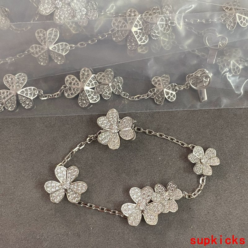 Side view of Van Cleef & Arpels unisex jewelry piece