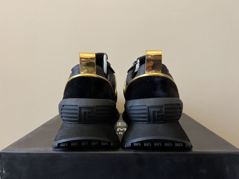 Gucci classic monochrome luxury sneakers view 5 retro runner design