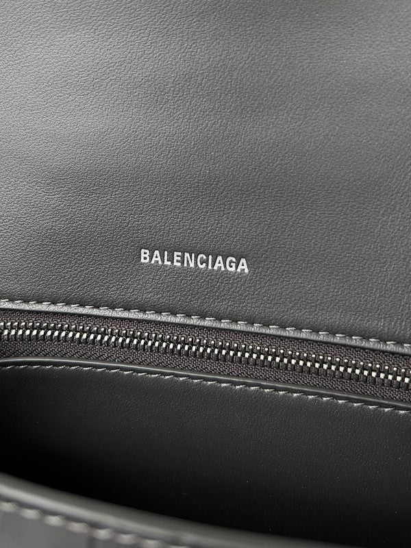 Zivas Charm Understated Luxury Statement Handbag (Modern Wardrobe Staple) – Detail View