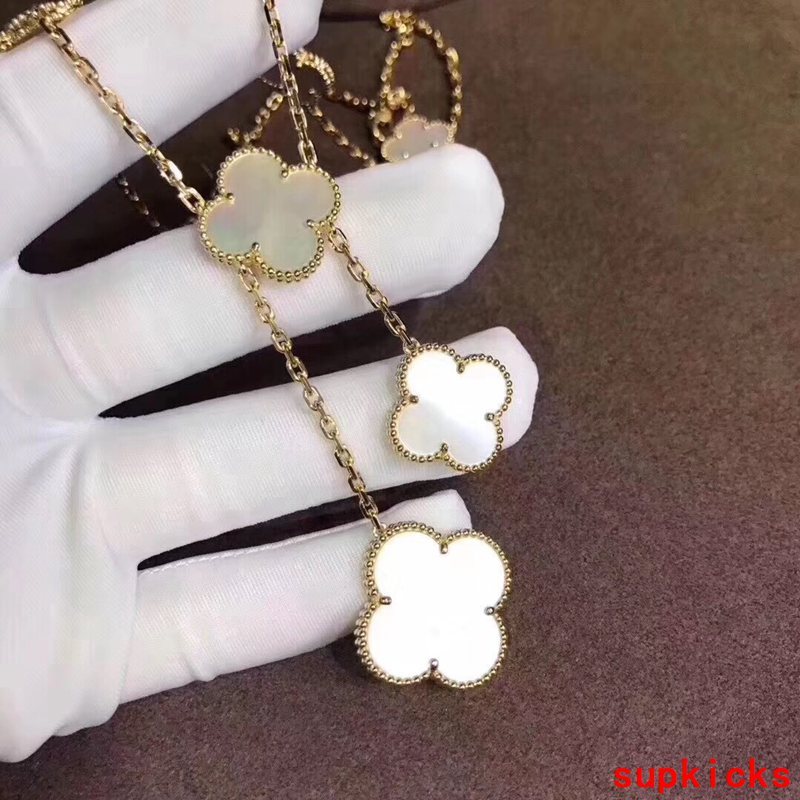 Side view of Van Cleef & Arpels unisex jewelry piece