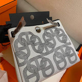  shopper bag close-up of hardware and finish 11