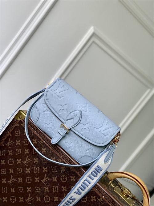  top-handle bag interior and compartment view
