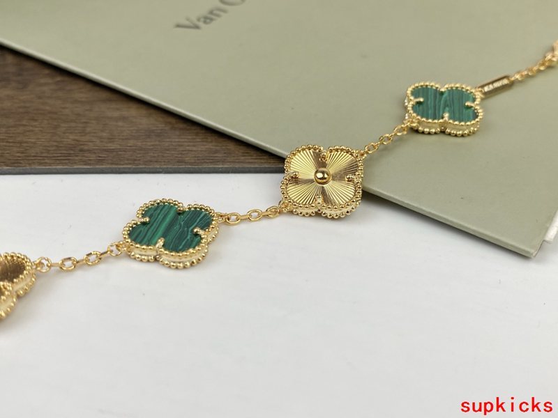 Angled view of Van Cleef & Arpels unisex jewelry piece