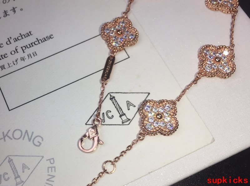Angled view of Van Cleef & Arpels unisex jewelry piece