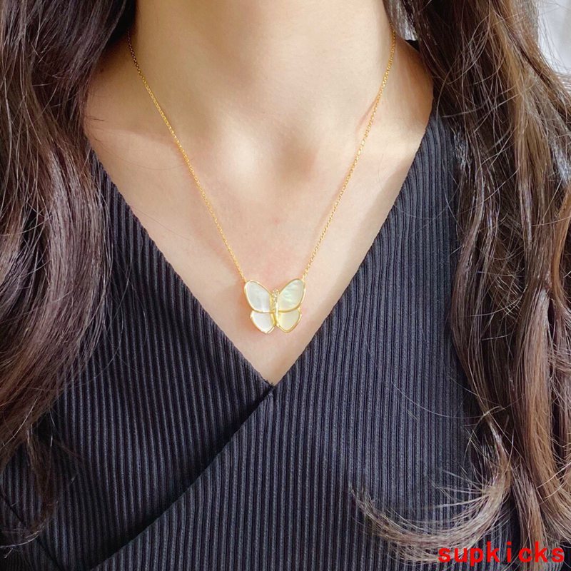 Side view of Van Cleef & Arpels unisex jewelry piece